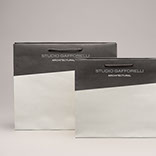 Le shopper manuali sono borse realizzazte con caratteristiche diverse fra corpo borsa e scelta maniglia