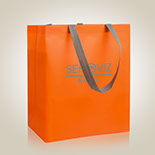 Le shopper in TNT sono borse realizzate sia a corpo unico, oppure mantendo due materiali diversi fra copro borsa e maniglia