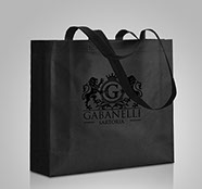 Le shopper in TNT sono borse realizzate sia a corpo unico, oppure mantendo due materiali diversi fra copro borsa e maniglia
